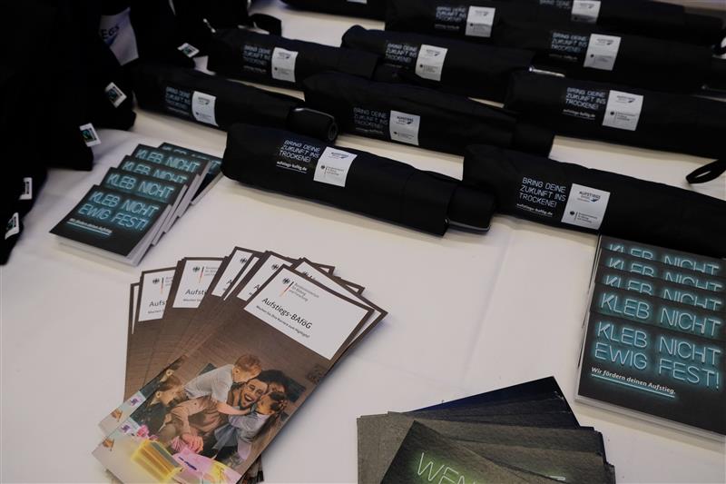 Mehrere Give-Aways liegen auf einem Tisch.
